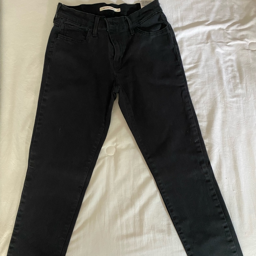 Levi’s women black distressed skinny jeans
